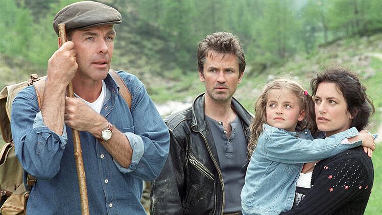 Eine ihrer ersten Rollen hatte Ronja Forcher (zweite von rechts) 2004 in der ARD-Fernsehfilmreihe "Im Tal des Schweigens", an der Seite von Sascha Hehn (links), Timothy Peach (zweiter von links) und Christine Neubauer.