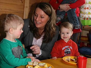 Kindergartenleiterin Monika Hoffmann leistet Tizian und Louis beim Essen Gesellschaft, manchmal funktioniert das bei Kindern, die jünger als drei Jahre sind, noch nicht so richtig. Fotos: Sonja Adam