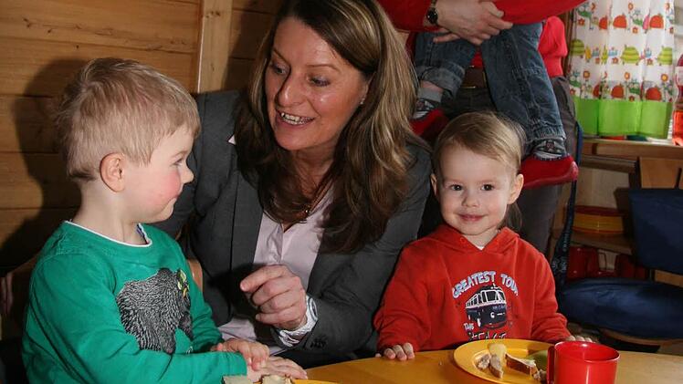 Kindergartenleiterin Monika Hoffmann leistet Tizian und Louis beim Essen Gesellschaft, manchmal funktioniert das bei Kindern, die jünger als drei Jahre sind, noch nicht so richtig. Fotos: Sonja Adam