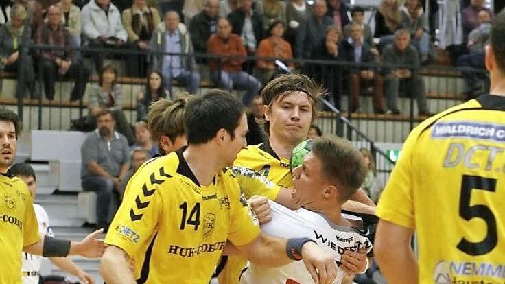 Der Schlüssel des Erfolgs: Die Coburger Abwehrspieler um Coburgs Routinier Jiri Vitek (Nummer 14) packten entschlossen zu und ließen die Gastgeber kaum zur Entfaltung kommen. Fotos: Iris Bilek
