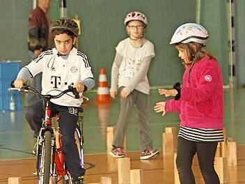 Arda Aslan im Achter, bei dessen Absolvieren Gleichgewicht und Geschicklichkeit gefordert sind. Fotos: Günther Geiling