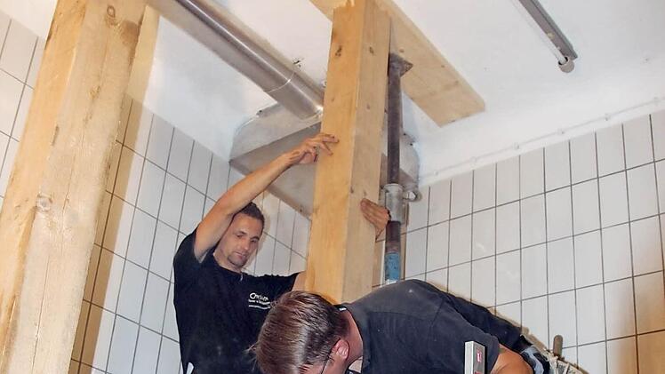 Thomas Zechmann (li.) und Andreas Boll richten eine Tragstütze aus.