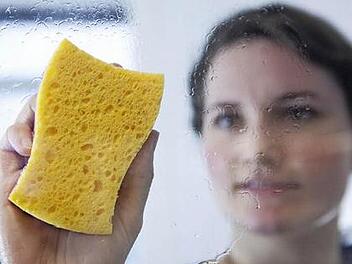 Ganz ohne geht es nicht, aber selbstreinigendes Glas muss seltener geputzt werden. Denn Wasser perlt auf ihm einfach ab und damit auch der darin gelöste Schmutz und Kalk.  Foto: Bodo Marks