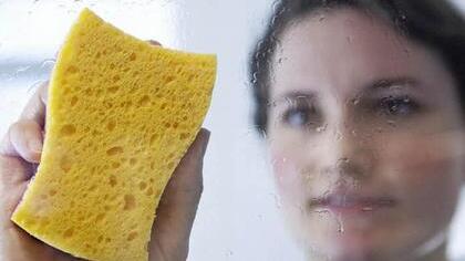 Ganz ohne geht es nicht, aber selbstreinigendes Glas muss seltener geputzt werden. Denn Wasser perlt auf ihm einfach ab und damit auch der darin gelöste Schmutz und Kalk.  Foto: Bodo Marks