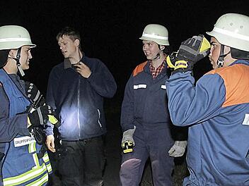 Kurze Lagebesprechung in tiefschwarzer Nacht Fotos: Sonja Adam
