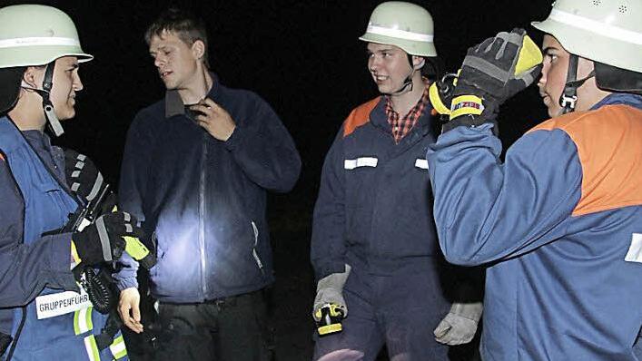 Kurze Lagebesprechung in tiefschwarzer Nacht Fotos: Sonja Adam