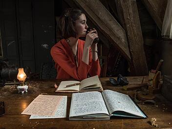 Anne Frank (Lea van Acken) bekommt zu ihrem 13. Geburtstag das Tagebuch geschenkt. Foto: Zeitsprung Pictures, AVE & Universal Pictures Productions