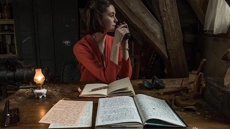 Anne Frank (Lea van Acken) bekommt zu ihrem 13. Geburtstag das Tagebuch geschenkt. Foto: Zeitsprung Pictures, AVE & Universal Pictures Productions