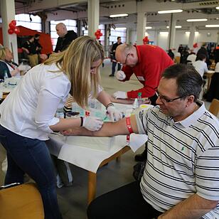 An Leukaemie erkrankter Feuerwehrmann hofft auf Hilfe - 500 Spender kamen am Sonntag in Hof zur Typisierung