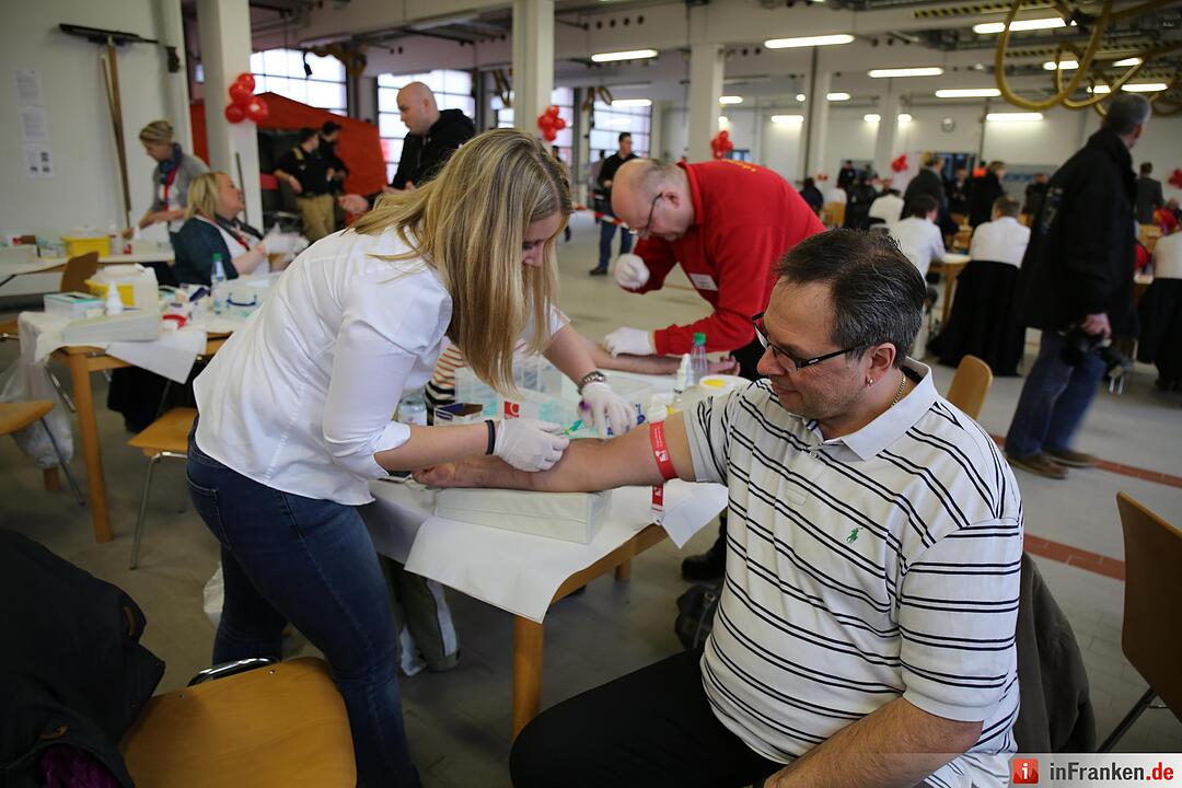 An Leukaemie erkrankter Feuerwehrmann hofft auf Hilfe - 500 Spender kamen am Sonntag in Hof zur Typisierung