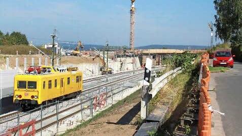 Noch ist die Böschung blank, die Schallschutzwand noch nicht gebaut.