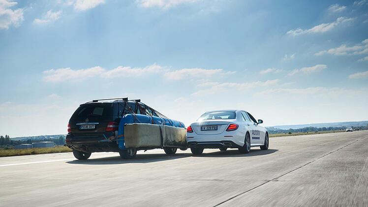 Abstandstest: Kommt das Fahrzeug nebenan zu nah, wird automatischgegengesteuert. Fotos: Autoliv