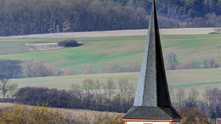 Die Roßfelder Kirchen von außen.
