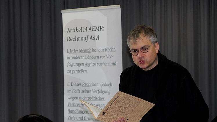 Theaterpädagoge Dirk Bayer hier als Mitarbeiter der BAMF-Behörde beim Erläutern des AsylrechtsGünther Geiling