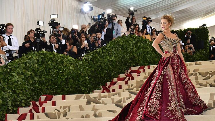 Blake Livelys Kleid von Versace war so pomp&ouml;s, dass sie in einem Partybus zur Gala fahren musste. Foto: Ian West