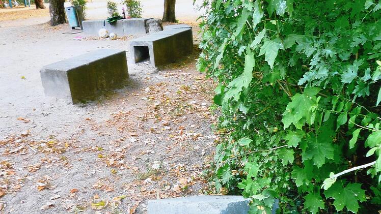 Vandalismus: So sah die zerstörte Bank vor der Reparatur aus. Foto: privat