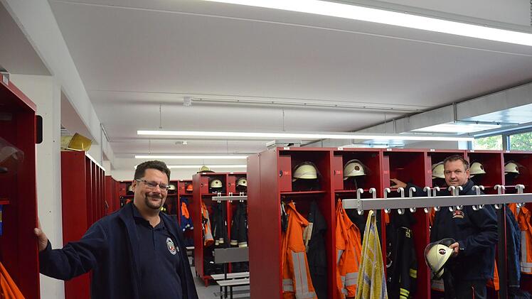 Jeder Kamerad der Feuerwehr Kronach hat in den geräumigen Umkleiden nun einen eigenen Spind. Foto: Sandra Hackenberg