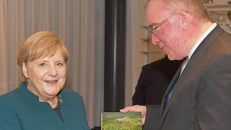 Haik Thomas Porada &uuml;berreicht Bundeskanzlerin Angela Merkel den Band "Fr&auml;nkische Schweiz".  Foto: pr