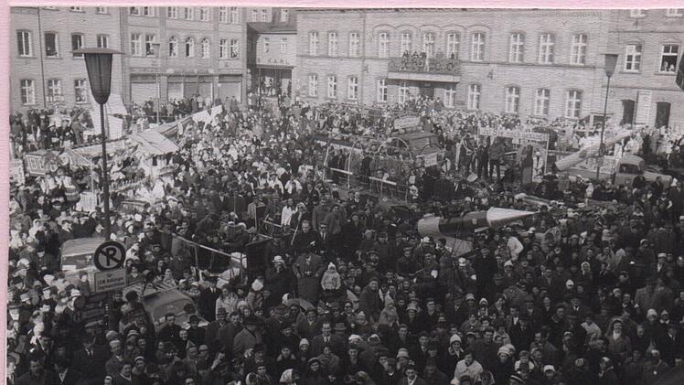 Unzählige Besucher säumten 1963 zum Faschingsumzug den Marktplatz. Repro: Archiv Ha-Ka-Ge