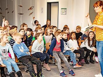 Das magische Baumhaus war Ausgangspunkt der Reise durch den Dschungel, die die Schüler aus der zweiten und dritten Klasse begeistert miterlebten. Laura Mann trug die Geschichte vor. Foto: Klaus Gagel