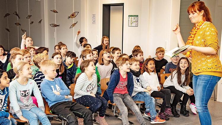 Das magische Baumhaus war Ausgangspunkt der Reise durch den Dschungel, die die Schüler aus der zweiten und dritten Klasse begeistert miterlebten. Laura Mann trug die Geschichte vor. Foto: Klaus Gagel