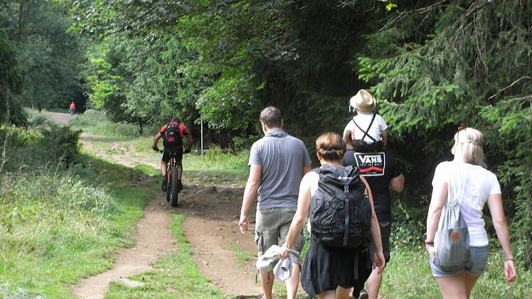 Auf den engen Wegen in der Rhön kommen sich Wanderer und Radfahrer schon mal sehr nahe. Kein Problem, wenn man gegenseitig Rücksicht nimmt. Wenn nicht, kommt es oft zu Beschimpfungen.  Foto: Joachim  Rübel