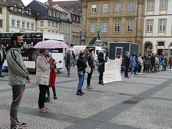 Die wohl größte Menschenkette umringte den Maxplatz. Foto: Marion Krüger-Hundrup