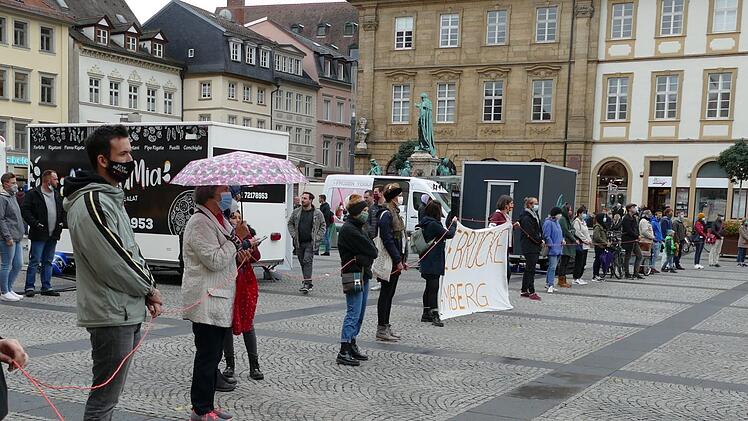 Die wohl größte Menschenkette umringte den Maxplatz. Foto: Marion Krüger-Hundrup