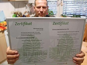 Ein Bild mit Seltenheitswert, denn universitäre Zertifikate zum Thema Schuldnerberatung gibt es nicht allzu viele. Der Lichtenfelser André Steffen hat eines.  Fotos: Markus Häggberg