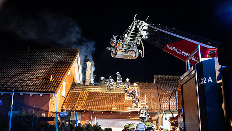 Dachstuhl in Walsdorf fängt Feuer