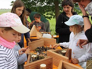Beim Befüllen der Insektenhotels hatten die Kinder der Jugendgruppe des Obst- und Gartenbauvereins Boxbrunn jede Menge Spaß.  Foto: Reinersmann