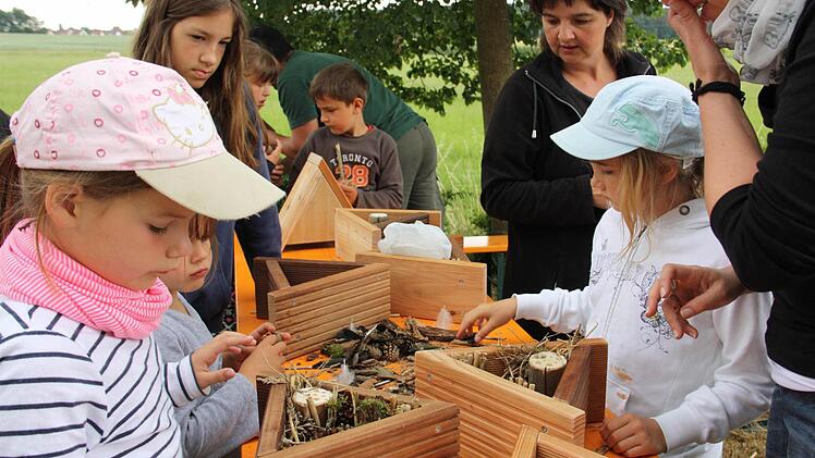 Beim Befüllen der Insektenhotels hatten die Kinder der Jugendgruppe des Obst- und Gartenbauvereins Boxbrunn jede Menge Spaß.  Foto: Reinersmann