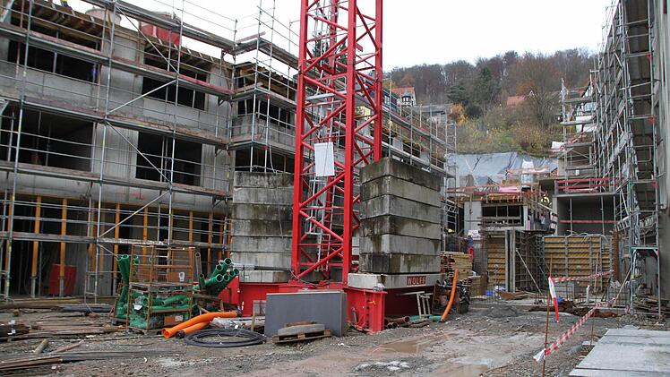 Überall stehen Gerüste und...