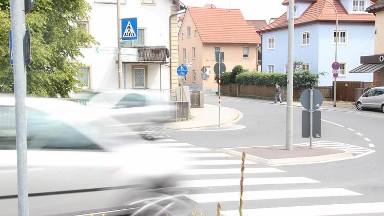 Über den Fußgängerweg müssen Radfahrer schieben. Der gemeinsame Fuß- und Radweg Pfählangerstraße beginnt jeweils danach.  Foto: S. Dann