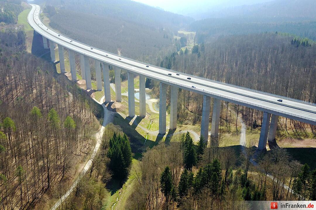 Beziehungstat auf der A3: Erstochene Frau in Unfallwagen auf AutobahnbrŸcke gefunden - TatverdŠchtiger stŸrzt sich in den Tod