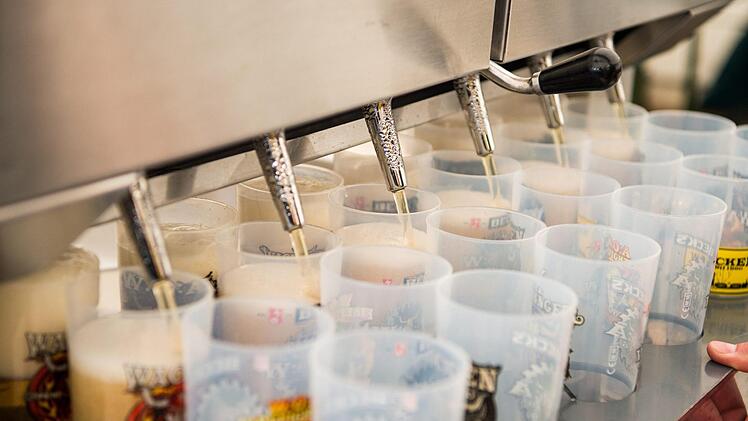 An einer Zapfstation werden am 04.08.2017 in Wacken (Schleswig-Holstein) auf dem Festivalgel&auml;nde des Wacken Open Airs Biergl&auml;ser bef&uuml;llt. Die sogenannte Bierpipeline versorgt die Zapfstationen auf dem Festivalgel&auml;nde mit Bier. An den Zapfstationen k&ouml;nnen innerhalb von 30 Sekunden 24 0,4 Liter-Biergl&auml;ser bef&uuml;llt werden. Das Wacken Open Air findet vom 03. bis 05.08.2017 statt. Foto: Christophe Gateau/dpa