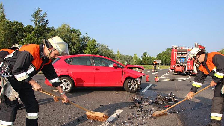 Feuerwehrleute reinigen die Unfallstelle