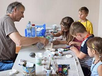 Unter Anleitung des geologischen Präparators Ralf Metzdorf (links) durften die Kinder Fossilien ausnahmsweise "fälschen". Foto: privat