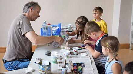 Unter Anleitung des geologischen Präparators Ralf Metzdorf (links) durften die Kinder Fossilien ausnahmsweise "fälschen". Foto: privat