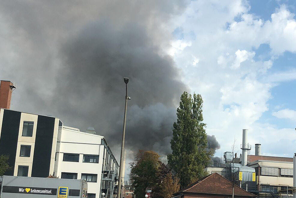 Rauchsäule über Nürnberg – Dachstuhl von Autozulieferer brennt, 500 Mitarbeiter evakuiert