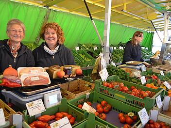 Neben Obst und Gemüse bekommt man bei Petra Ganzmann (l.) und Veronika Schüpferling unter anderem auch Geflügelfleisch, Eier, Honig und Käse.    Foto: Larissa Händel