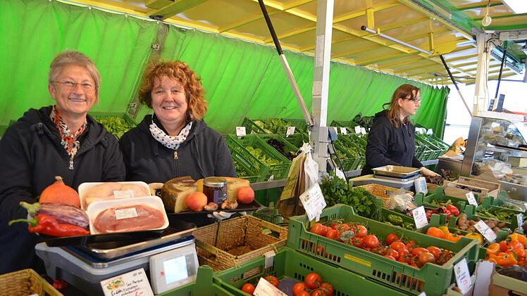 Neben Obst und Gemüse bekommt man bei Petra Ganzmann (l.) und Veronika Schüpferling unter anderem auch Geflügelfleisch, Eier, Honig und Käse.    Foto: Larissa Händel