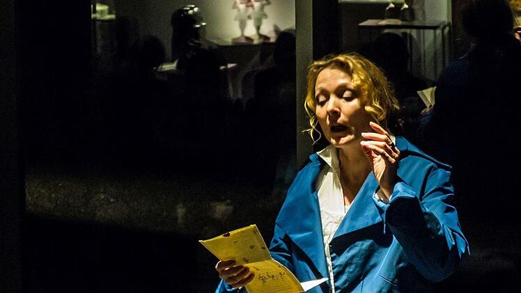 Eindringlich gestaltet: Mit einer Hommage an Friedrich Schiller gastierte die SChauspielerin Cora Chilcott im Glasmuseum.Foto: Jochen Berger