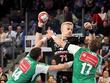 Keine Angst vor großen Namen: Coburgs Neuzugang Andreas Schröder (mit Ball) im Trikot des HC Erlangen im Duell mit Europameister Kai Häfner (rechts) Foto: Sportfoto Zink