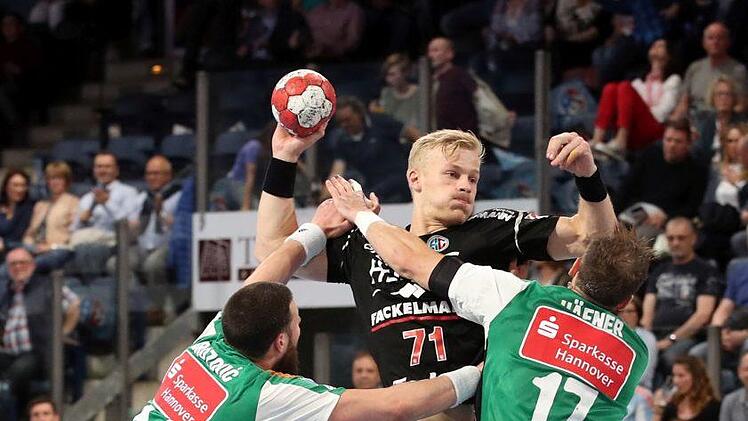 Keine Angst vor großen Namen: Coburgs Neuzugang Andreas Schröder (mit Ball) im Trikot des HC Erlangen im Duell mit Europameister Kai Häfner (rechts) Foto: Sportfoto Zink