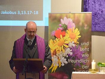 Pfarrer Armin Haas erläutert in seiner Predigt das Jahresmotto  "und seht wie freundlich der Herr ist". Foto: Horst Conze