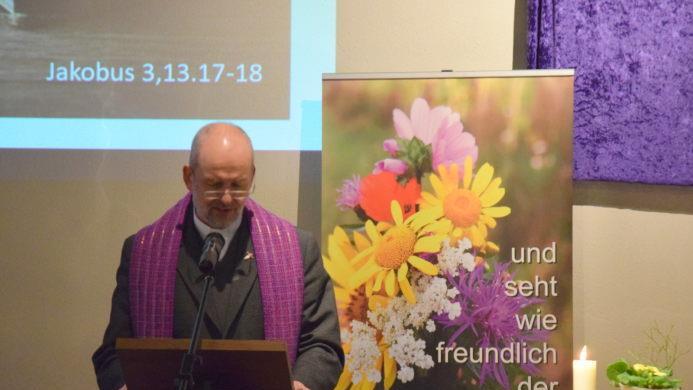 Pfarrer Armin Haas erläutert in seiner Predigt das Jahresmotto  "und seht wie freundlich der Herr ist". Foto: Horst Conze