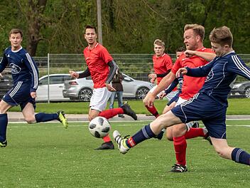 Das Zuspiel des Staffelsteiners Lars Hucke (rechts) zu TSV-Torj&auml;ger Simon Fischer (links) wurde von den aufmerksamen Einbergern (rote Trikots) verhindert. Foto: Hartmut Klamm