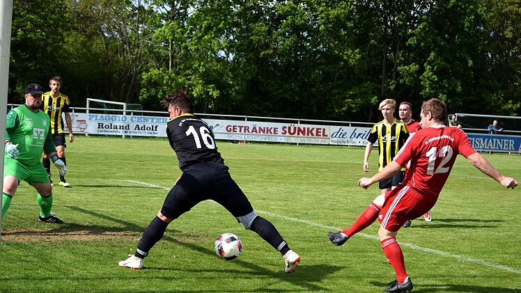 Im Bild versucht der Altenkunstadter Wachter ein Tor zu erzielen, doch er bringt gegen Witzgall (Nr. 16)  und Schlussmann Würstlein den Ball nicht im Tor unter. Foto: Radziej