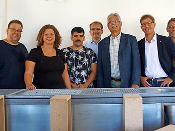Hinter der neuen Theke (von links): Juz-Leiter Stefan Lehner, Sabine Knobloch vom KJR, Tahsin Kormaz (AS), Ralf Hartnack, Horst Hohenner und Peter Bastobbe vom Rotary-Hilfswerk sowie Kreisjugendpfleger Jürgen Ziegler  Foto: Dieter Hübner